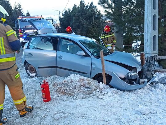 Sierockie, powiat tatrzański, Podhale, wypadek drogowy, samochód osobowy uderzył w słup telekomunikacyjny, na sygnale, straż pożarna