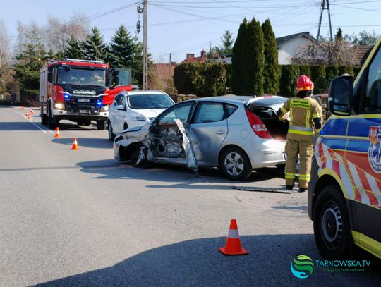 Tarnów, Zgłobice, wypadek w zgłobicach, kolizja drogowa w zgłobicach, na sygnale, akcja ratunkowa, akcja służb