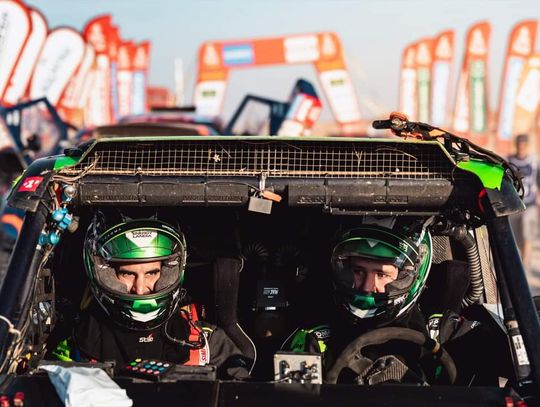 Na zdjęciu Eryk Goczał z pilotem, lider klasy challenger Rajdu Dakar