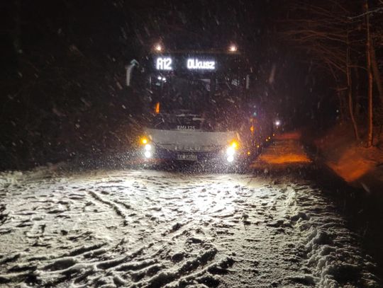 Komunikacyjny paraliż w gminie Skała. Autobus z pasażerami uwięziony, drogowców brak [FOTO, FILMY]