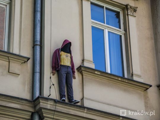 Na zdjęciu kontrowersyjna rzeźba, przedstawiająca samobójcę