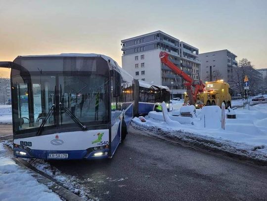 Kraków. Autobus MPK zawisł na nowo budowanym rondzie (ZDJĘCIA)