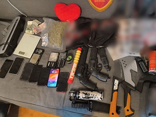 Niebezpieczne narzędzia i nielegalne substancje pseudokibiców zabezpieczone przez Policję.