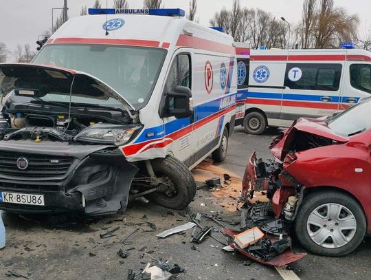 Kraków. Osobówka wjechała w karetkę, jedna osoba ranna (ZDJĘCIA)