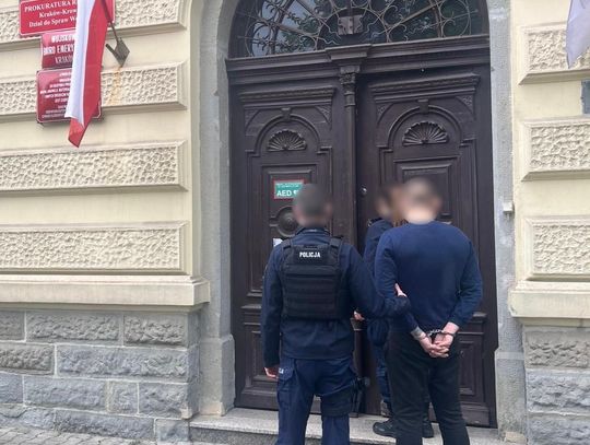 Jeden z zatrzymanych przez policję doprowadzony do prokuratury.