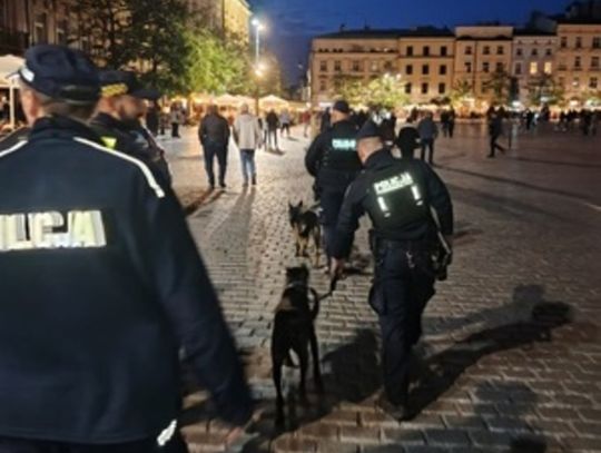 Policja patroluje rynek w Krakowie.