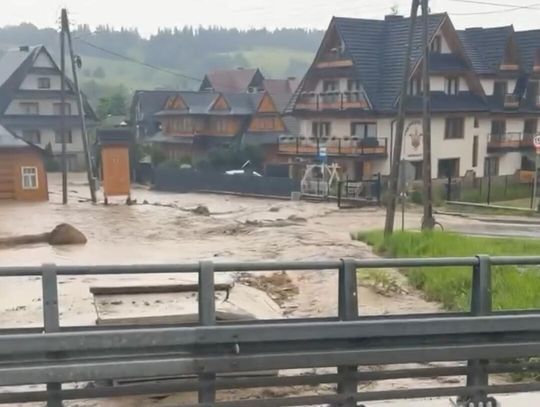 Poważne problemy odnotowano również w Białym Dunajcu, gdzie po krótkotrwałej, ale bardzo intensywnej ulewie doszło do lokalnej powodzi błyskawicznej