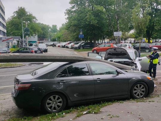 Kraków. Uderzył w słup energetyczny, a ten spadł na drugie auto [FOTO]