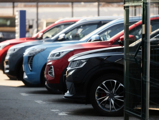 SUV-y na parkingu