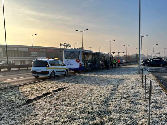 Kraków. Zderzenie osobówki z autobusem MPK na Jasnogórskiej