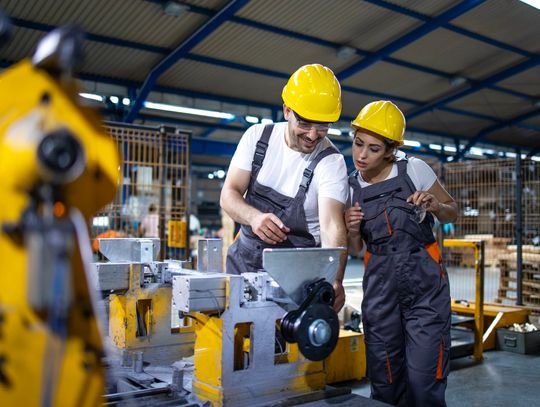 Leasing maszyn w branży produkcyjnej - jak może pomóc rozwinąć skrzydła?
