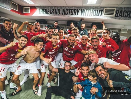 Piłkarze Wisły cieszą się z awansu do kolejnej rundy Fortuna Pucharu Polski