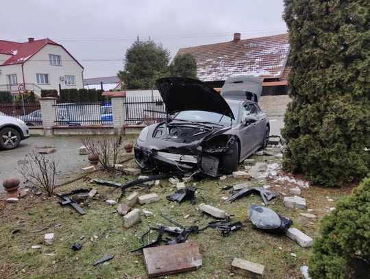 Luszowice. Porsche z impetem uderzyło w ogrodzenie kościoła (ZDJĘCIA)