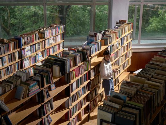 Mężczyzna w bibliotece