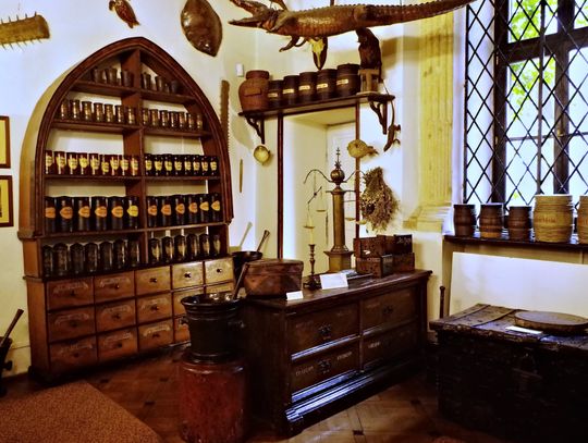 Magia ukryta w naczyniach: Historia i dusza krakowskiego Muzeum Farmacji Magia ukryta w naczyniach: Historia i dusza krakowskiego Muzeum Farmacji