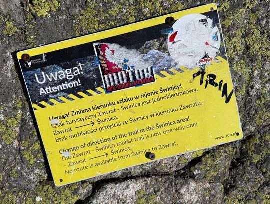 Mają informować turystów, są regularnie dewastowane