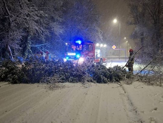 Małopolska, atak zimy, wypadki drogowe, zdarzenia losowe, strażacy, straż pożarna, akcja strażaków, akcja ratunkowa