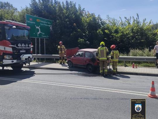 Na zdjęciu Fiat 126 czyli Maluch, który stanął w płomieniach na Zakopiance w Poroninie