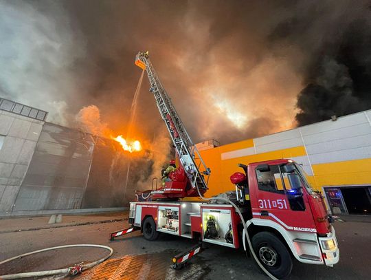 Na zdjęciu pożar centrum Marywilska 44 w Warszawie