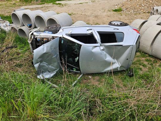 Na zdjęciu samochód osobowy który wypadł z drogi i rozbił się na betonowych kręgach w Maszkowicach