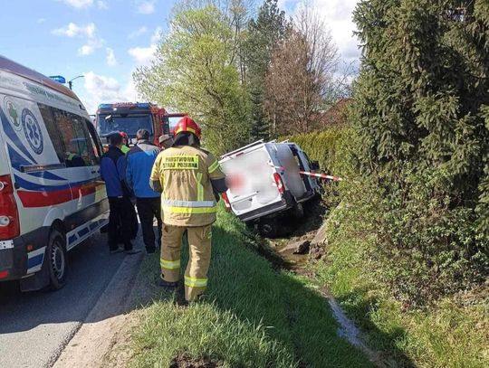 Na zdjęciu miejsce wypadku samochodu dostawczego w Osieczanach