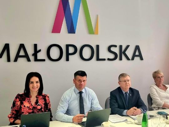 Zarząd województwa małopolskiego na czele z marszałkiem ogłaszają informacje o inwestycjach.