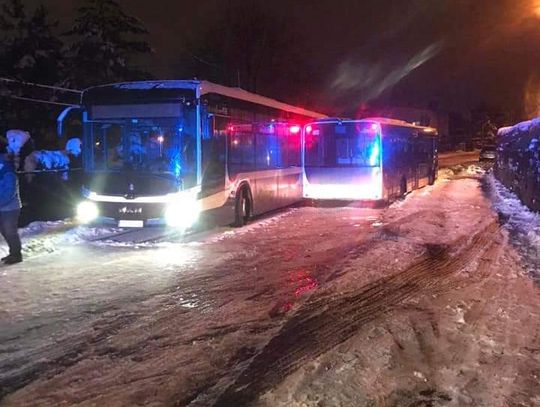 Modlnica. Dwa autobusy MPK zablokowały ulicę Kościelną (ZDJĘCIA)