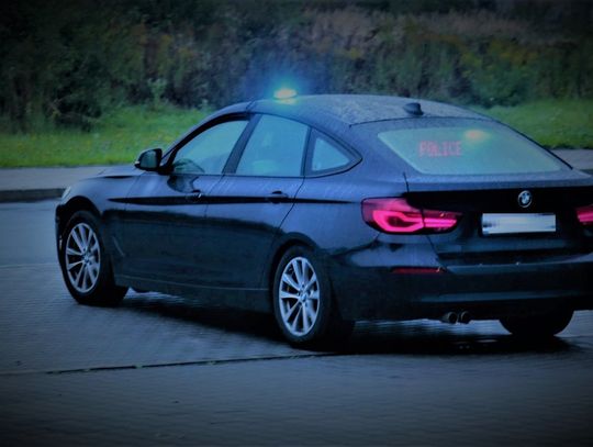 Nieoznakowany radiowóz policji na sygnale.