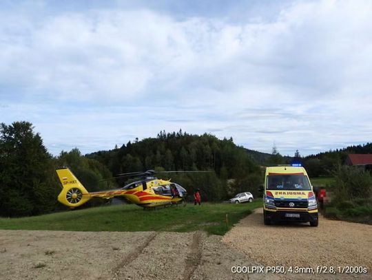 Motocyklista wypadł z drogi w Sidzinie. Trafił śmigłowcem LPR do szpitala