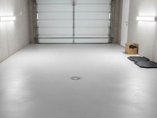 Najważniejsze cechy dobrej farby do posadzki betonowej – poradnik dla kupujących