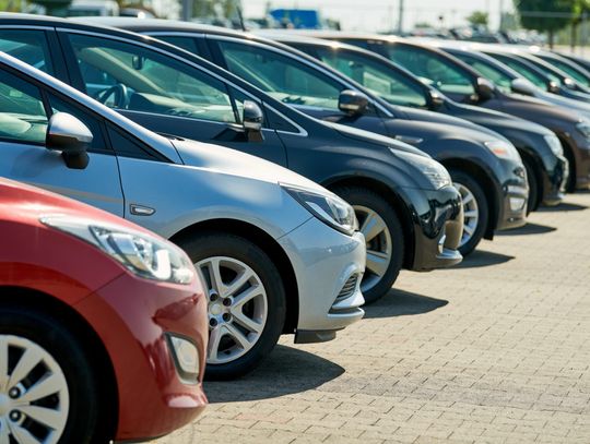 Dofinansowanie nawet do 120 tysięcy zł! Zgarnij rekordową dopłatę na samochód w nowej turze programu PFRON Samochody na parkingu