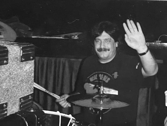 Na zdjęciu Wiesław Chrustek oddający się swojej pasji - grze na perkusji