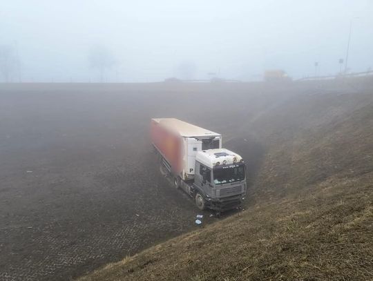 Niecodzienny wypadek w Małopolsce. Ciągnik siodłowy w zbiorniku retencyjnym [FOTO]