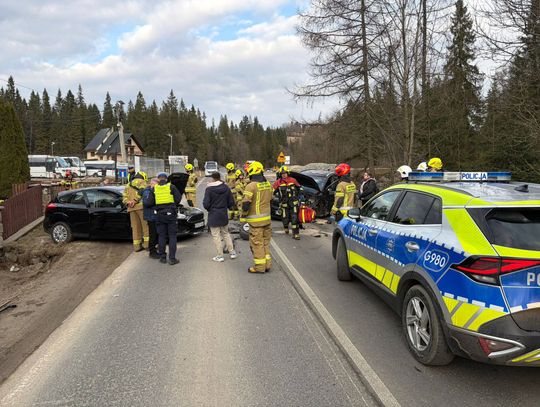 Niedzielna czołówka w Stasikówce. Jedna osoba w szpitalu, droga zablokowana [FOTO]