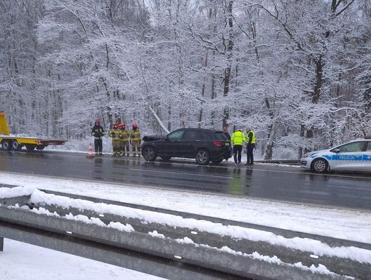 Niedzielna kolizja samochodu osobowego na autostradzie A4 (ZDJĘCIA)