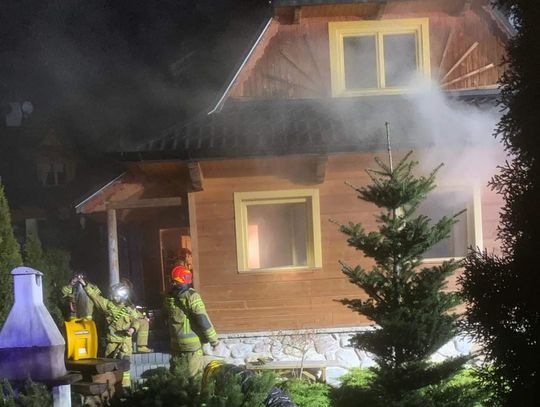 Na zdjęciu strażacy walczący z pożarem budynku mieszkalnego w Kościelisku