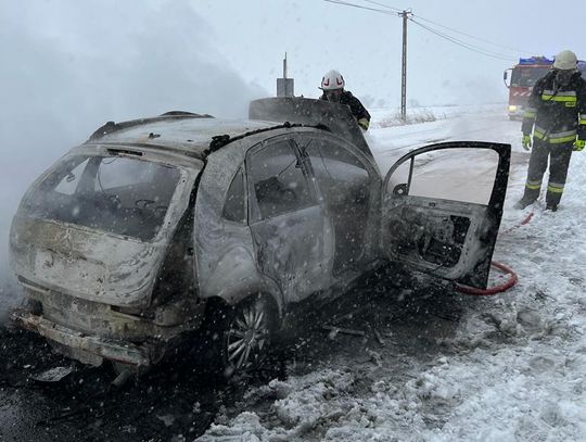 Niedzielny pożar samochodu osobowego na terenie Miłkowej (ZDJĘCIA)