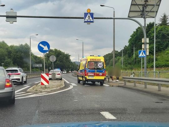 Nietrzeźwy rowerzysta zderzył się z BMW na DK28 w Zembrzycach. Trafił do szpitala