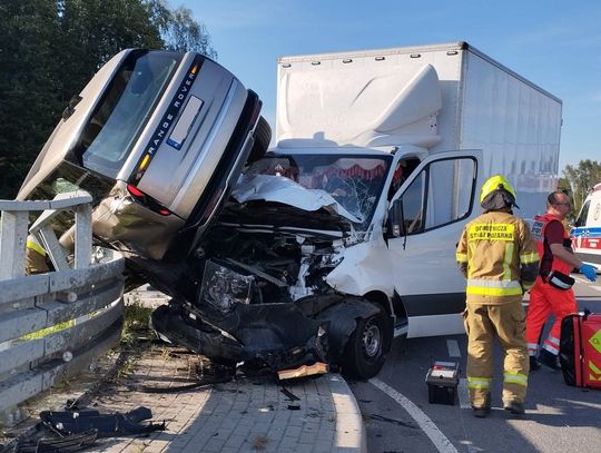 Nietypowa kolizja w Podolszu. Range Rover zderzył się z dostawczym Mercedesem
