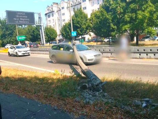 Kraków, Kobierzyńska, wypadek, latarnia, samochód, zdarzenie drogowe, utrudnienia w ruchu, policja Kraków, straż pożarna Kraków, bezpieczeństwo na drodze, 3 lipca 2025