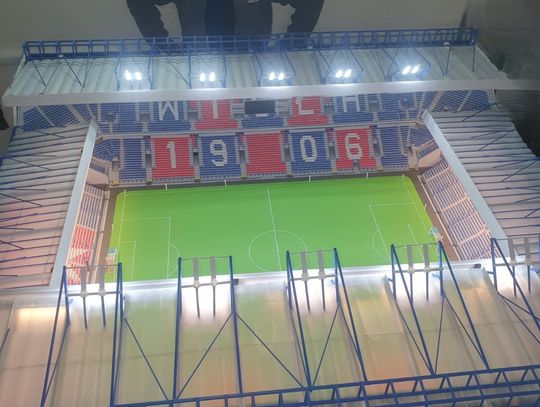 Jacek Korzeniowski wraz z wykonaną makietą.