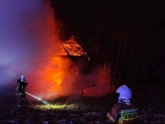 Rudno, pożar w Rudnie, akcja gaśnicza w powiecie krakowskim, zastępy straży pożarnej, strażacy, pożar stodoły, nocny pożar w Rudnie