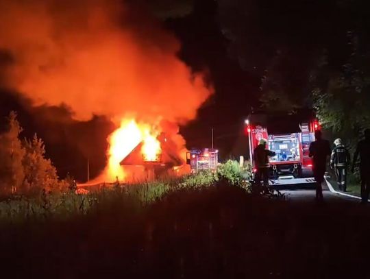 W niedzielę, 28 czerwca, tuż przed godziną 1:00 w nocy, w rejonie Hajdówki w Jordanowie wybuchł pożar drewnianego budynku
