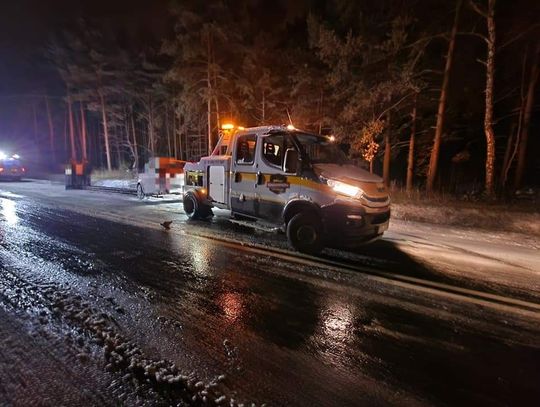 Nocne dachowanie samochodu osobowego na obwodnicy Olkusza