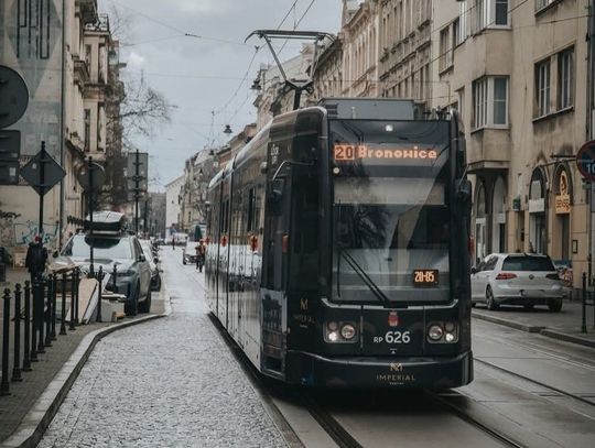 Nocny atak w krakowskim tramwaju: Agresor zatrzymany po dewastacji na Salwatorze Salwator, Kraków, tramwaj, tramwaj na Salwadorze, wandal uszkodził tramwaj