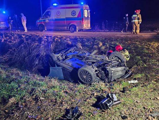 Sutków, powiat dąbrowski, na sygnale, wypadek drogowy, dachowanie samochodu osobowego, akcja ratunkowa