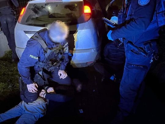 Na zdjęciu zatrzymany kierowca, który po pijaku uciekał przed policjantami
