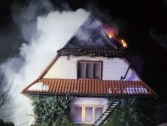 Na zdjęciu płonący dom na terenie Witowa
