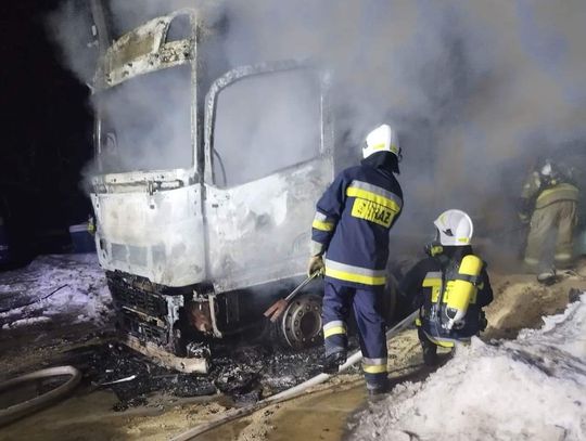 Nocny pożar ciągnika siodłowego na terenie Spytkowic (ZDJĘCIA)