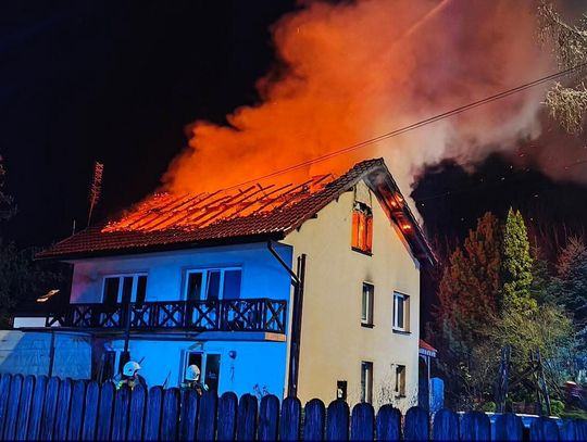 Tenczynek, pożar domu jednorodzinnego, pożar w powiecie krakowskim, akcja gaśnicza strażaków, na sygnale
